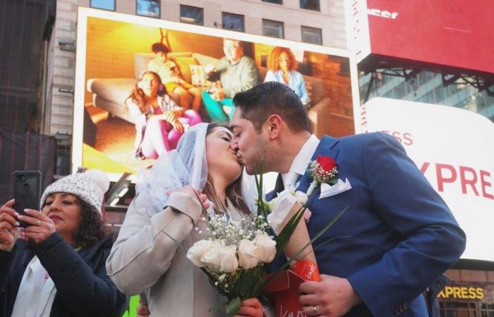 حفلات أعراس وعروض زواج في ساحة “تايمز سكوير” (صور)