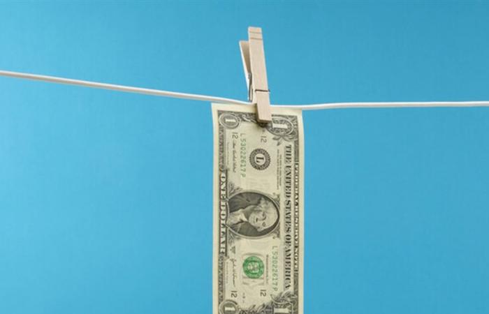 بسبب كورونا.. الدولار يفقد مكاسبه