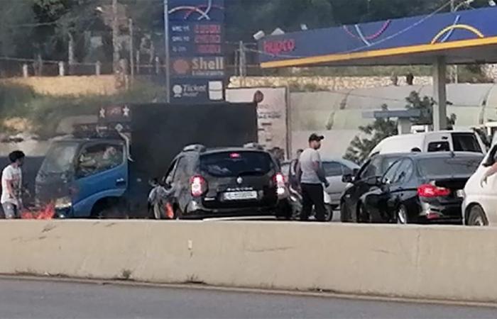 محتجون يقطعون أوتوستراد الجيّة احتجاجاً على تردي الأوضاع المعيشية