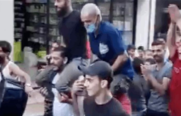 بسبب نتائج كورونا 'السلبية'.. احتفالات وتجمعات واطلاق نار في شارع الصفصاق (فيديو)