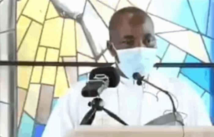 قس يفقد حياته على المنبر أمام رعيته (فيديو)