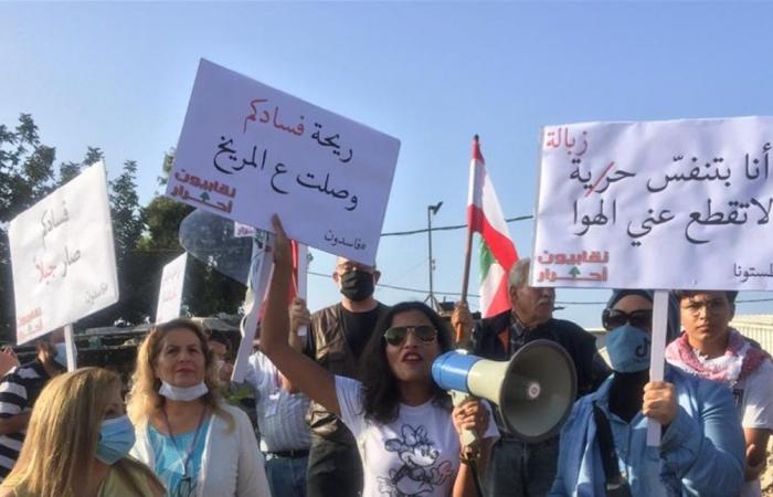 وقفة احتجاجية أمام 'جبل النفايات' في الميناء