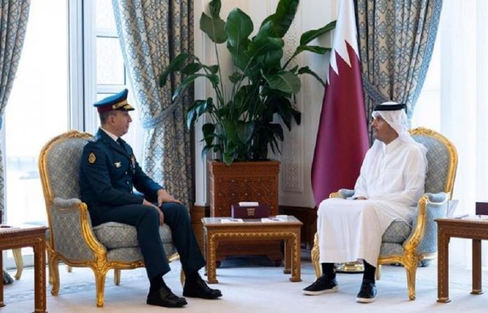 بالصور: قائد الجيش في قطر