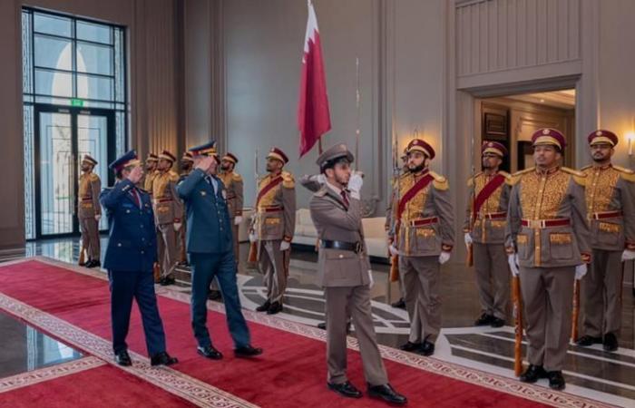 بالصور: قائد الجيش في قطر