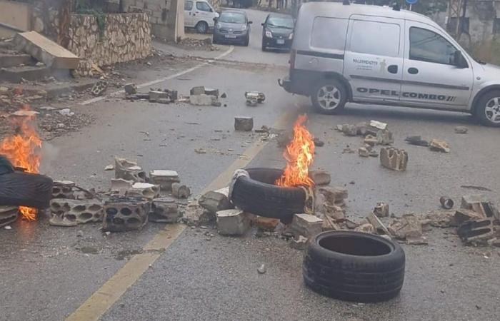 مواطن يقطع الطريق بين الطيبة ودير سريان… والسبب؟