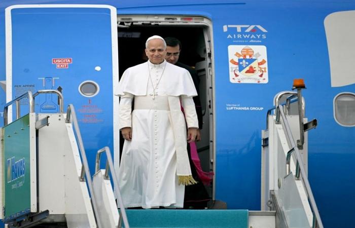 بالفيديو: البابا يوجه رسالة الى عون عبر الطيران المدني