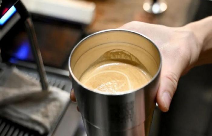 وفاة رجل بسبب استخدام نفس الكوب الحراري لـ20 عاما