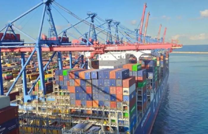 مرفأ بيروت يعود للعمل مع تمديد ساعات التشغيل