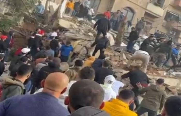 بالفيديو: إنتشال شاب على قيد الحياة من تحت أنقاض