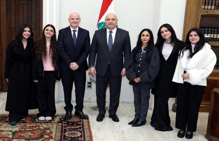 رئيس “الفيفا” يشكر عون على منحه الجنسية