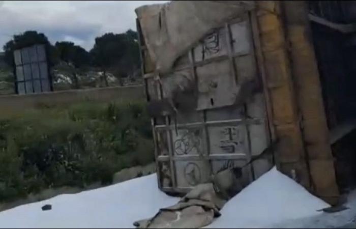 بالفيديو: انقلاب شاحنة محمّلة بالملح