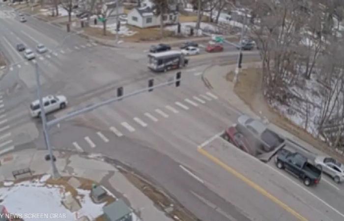 بالفيديو: إنهيار أرضي يبتلع سيارتين!