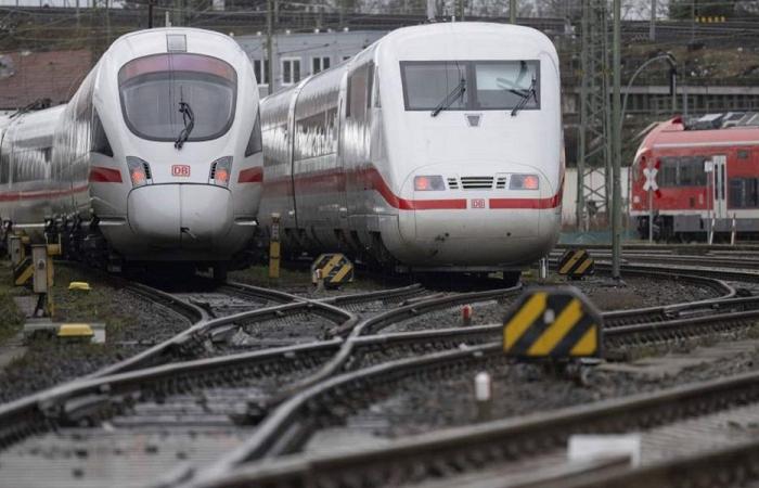 تحذير إسرائيلي الى الإيرانيين: وجودكم في القطارات يعرّض حياتكم للخطر!