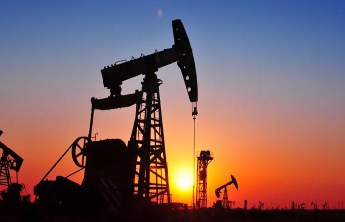 أسعار النفط تقفز 7% مع إغلاق مضيق هرمز مجددًا