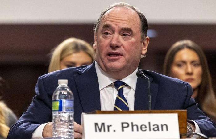 وزير البحرية الأميركية يغادر منصبه