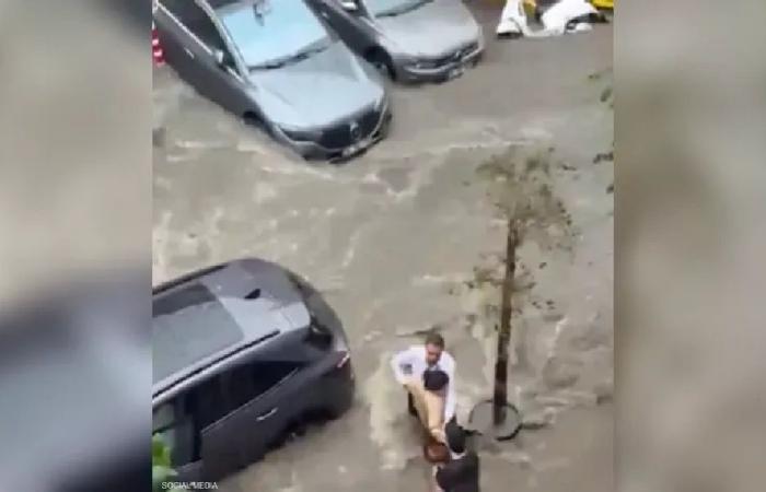 أمطار غزيرة تغرق شوارع إسطنبول