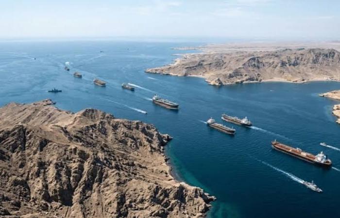 واشنطن تطلق النار على سفينة حاولت خرق الحصار على موانئ إيران