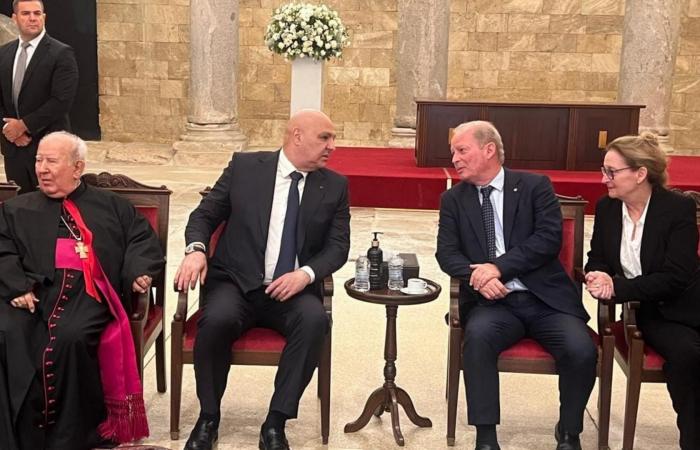 بالصورة- الرئيس عون معزّياً كميل شمعون بوفاة والده