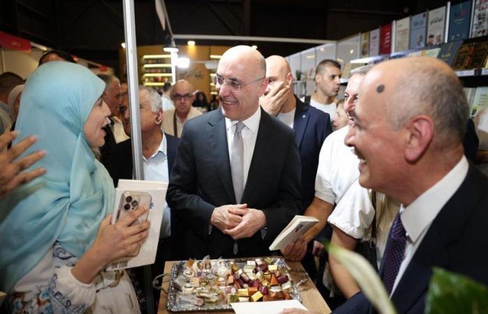 بالصور: الحجار يزور معرض بيروت الدولي للكتاب