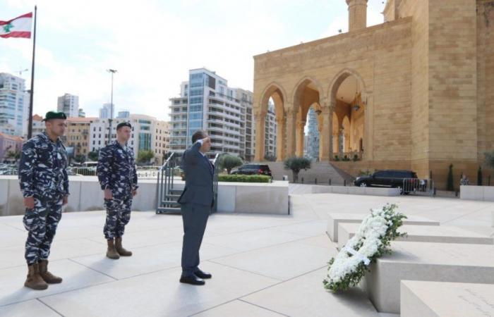 إكليل من الحجار على ضريح اللواء الشهيد وسام الحسن